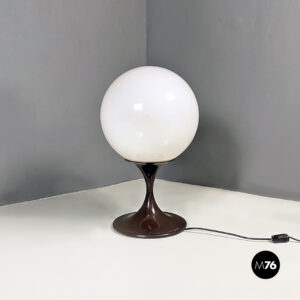 Lampada da terra in plastica marrone e vetro, 1970 ca.