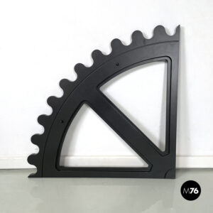 Oggetto di scena triangolare, 2020 ca.