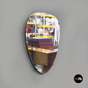 Specchio da parete a forma di scudo, 1960 ca.