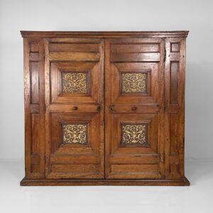 Armadio con ante decorate in legno, 1800 ca.