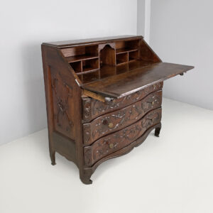 Cassettiera in legno con decorazioni, 1700 ca.