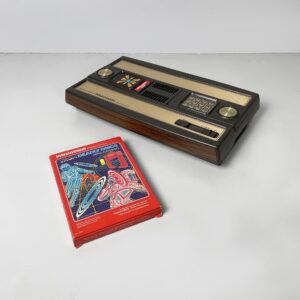 Console Intellivision e videogioco di Tron deadly discs di Mattel, 1980 ca.