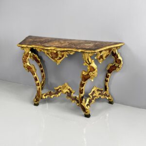 Consolle in legno dorato con decori, 1700 ca.