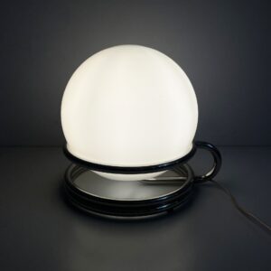 Lampada da tavolo in vetro opalino e acciaio, 1970 ca.