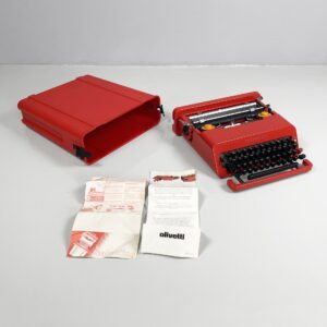 Macchina da scrivere Valentine di Ettore Sottsass e Perry A. King per Olivetti, 1970 ca.
