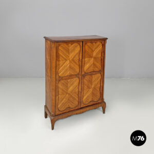 Credenza in legno con ante decorate, 1850 ca.