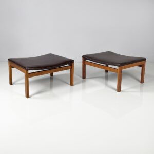 Pouf in pelle marrone e legno, 1960 ca.