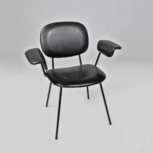 Sedia con braccioli in finta pelle nera, 1960 ca.
