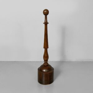 Fermaporta in legno, 1930 ca.
