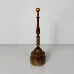 Fermaporta in legno, 1930 ca.