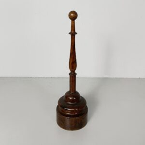 Fermaporta in legno, 1930 ca.