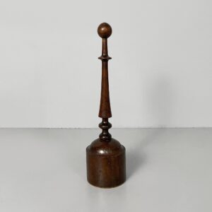Fermaporta in legno, 1930 ca.
