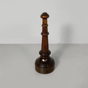 Fermaporta in legno, 1930 ca.