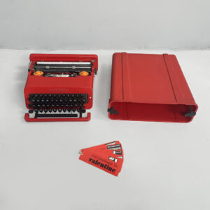 Macchina da scrivere Valentine di Ettore Sottsass e Perry A. King per Olivetti, 1970 ca.